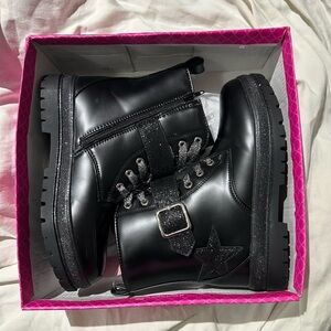 ⭐️Like New⭐️ Kelly & Katie: Girls Boots- Size 4